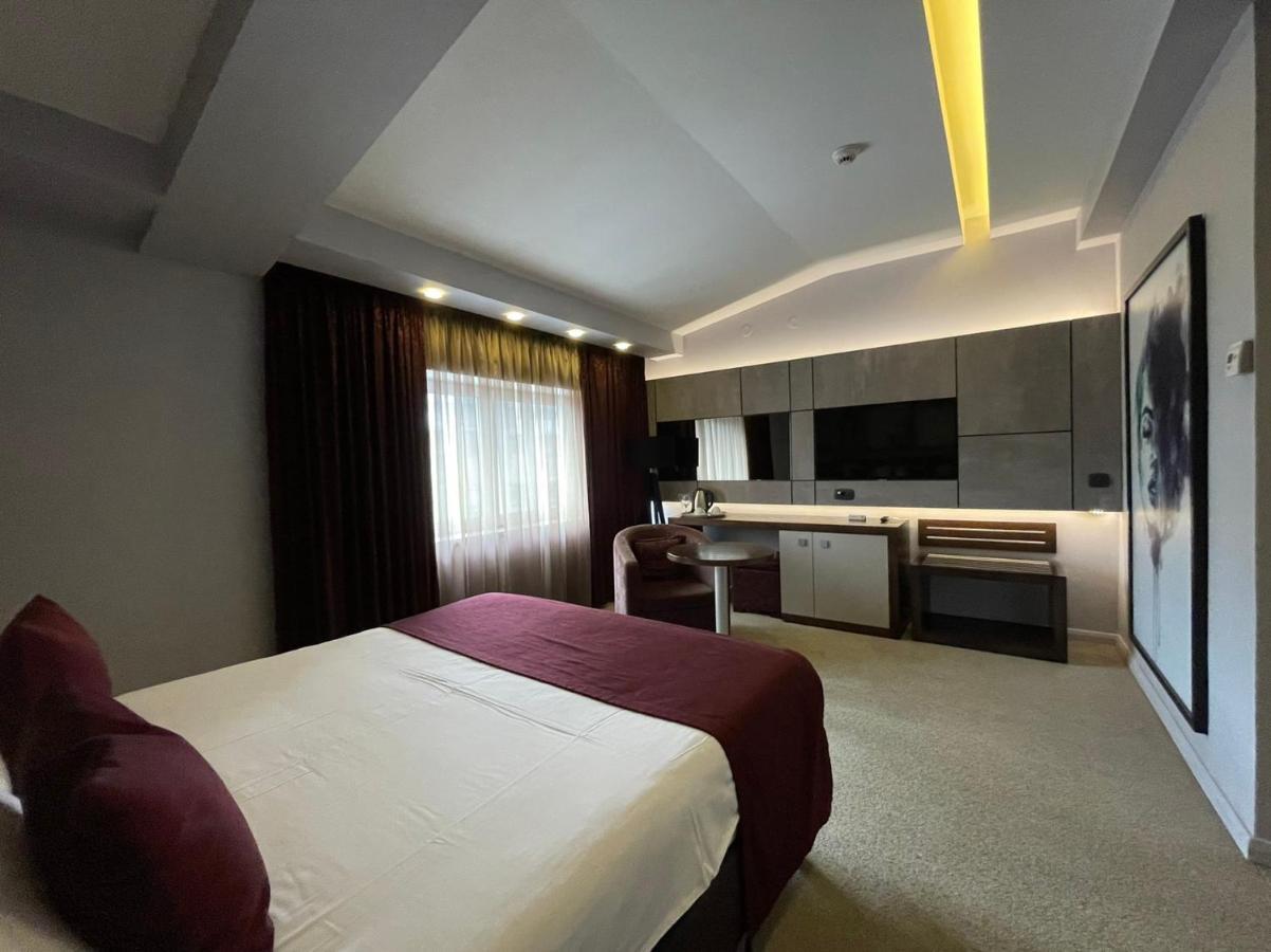 Queen'S Hotel - Zebra Centre سكوبجي المظهر الخارجي الصورة