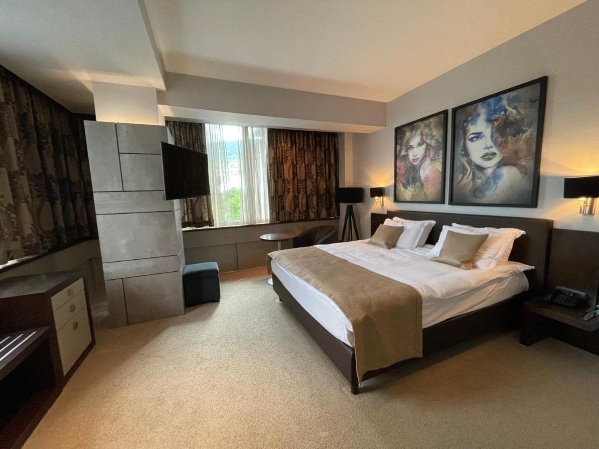 Queen'S Hotel - Zebra Centre سكوبجي المظهر الخارجي الصورة