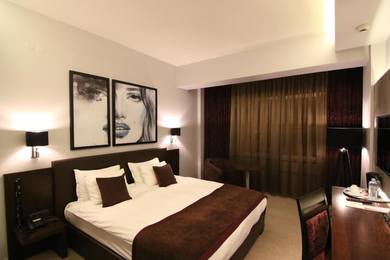 Queen'S Hotel - Zebra Centre سكوبجي المظهر الخارجي الصورة
