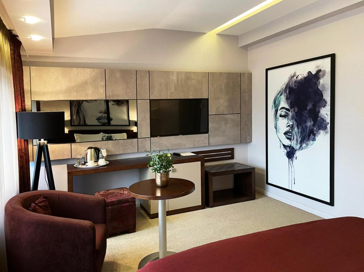 Queen'S Hotel - Zebra Centre سكوبجي المظهر الخارجي الصورة