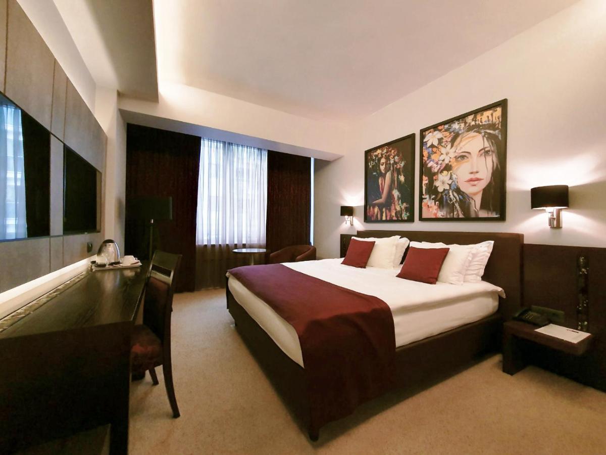 Queen'S Hotel - Zebra Centre سكوبجي المظهر الخارجي الصورة