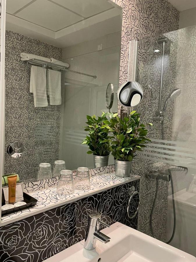 Queen'S Hotel - Zebra Centre سكوبجي المظهر الخارجي الصورة
