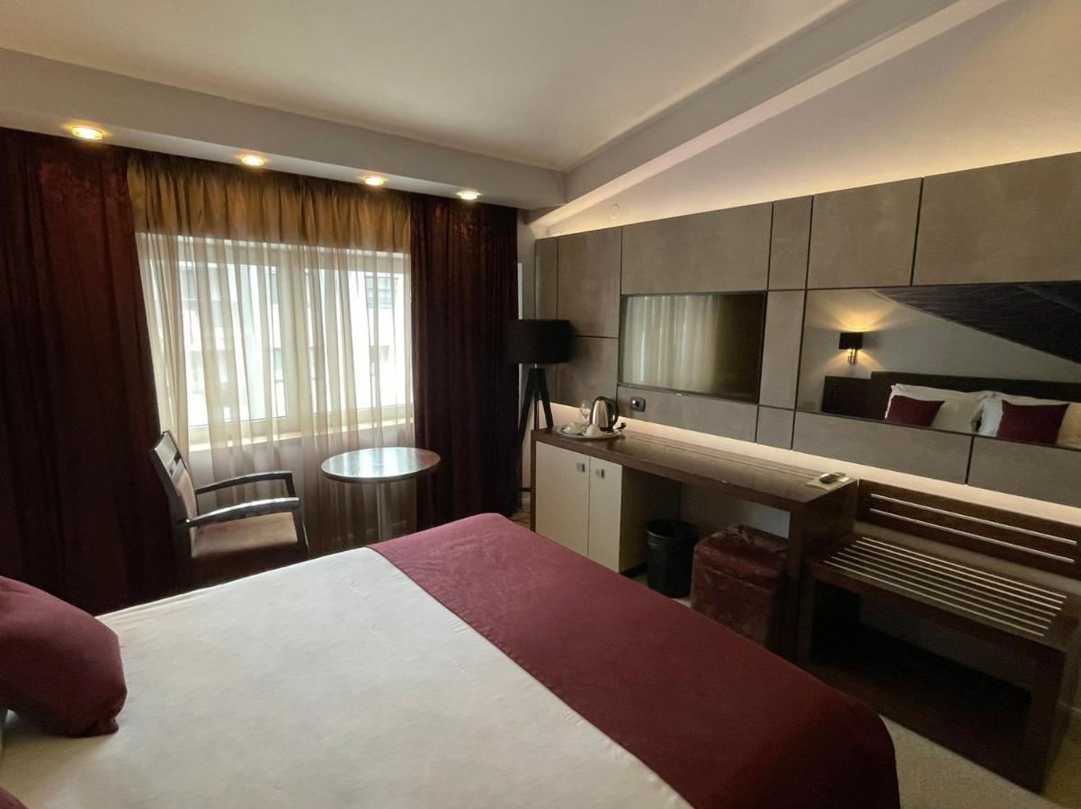 Queen'S Hotel - Zebra Centre سكوبجي المظهر الخارجي الصورة