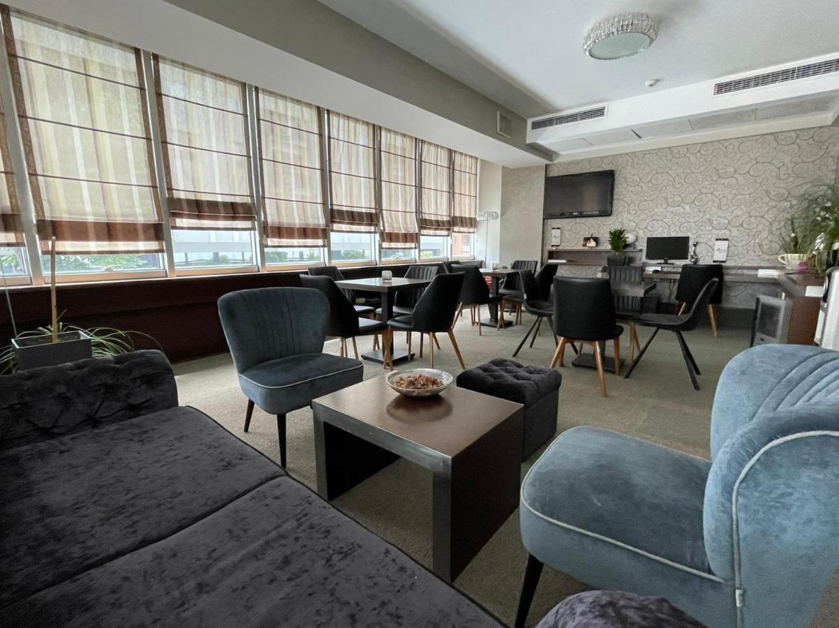 Queen'S Hotel - Zebra Centre سكوبجي المظهر الخارجي الصورة