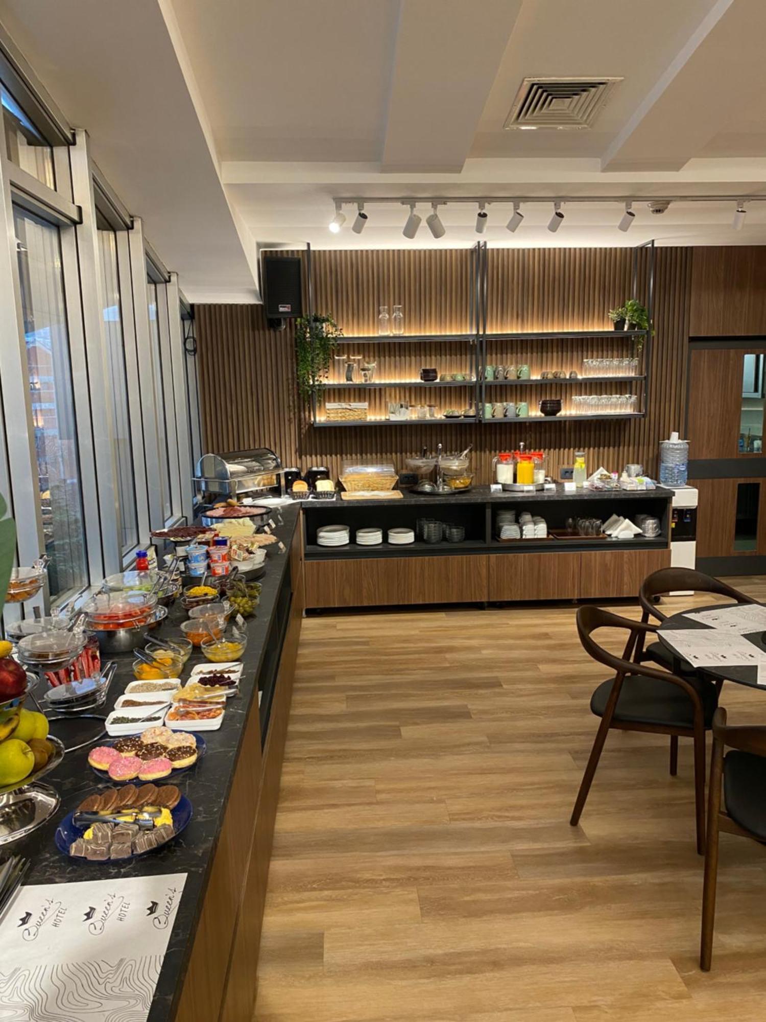 Queen'S Hotel - Zebra Centre سكوبجي المظهر الخارجي الصورة