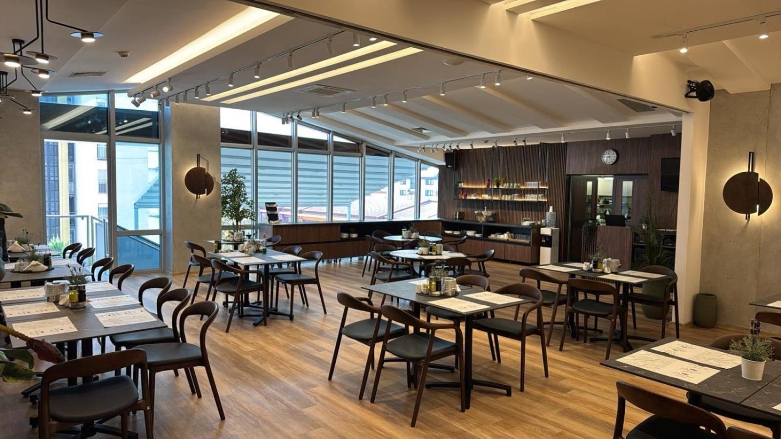Queen'S Hotel - Zebra Centre سكوبجي المظهر الخارجي الصورة